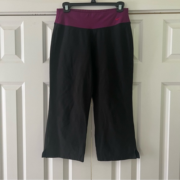 ⭐️ Nike Capris - Picture 1 of 3